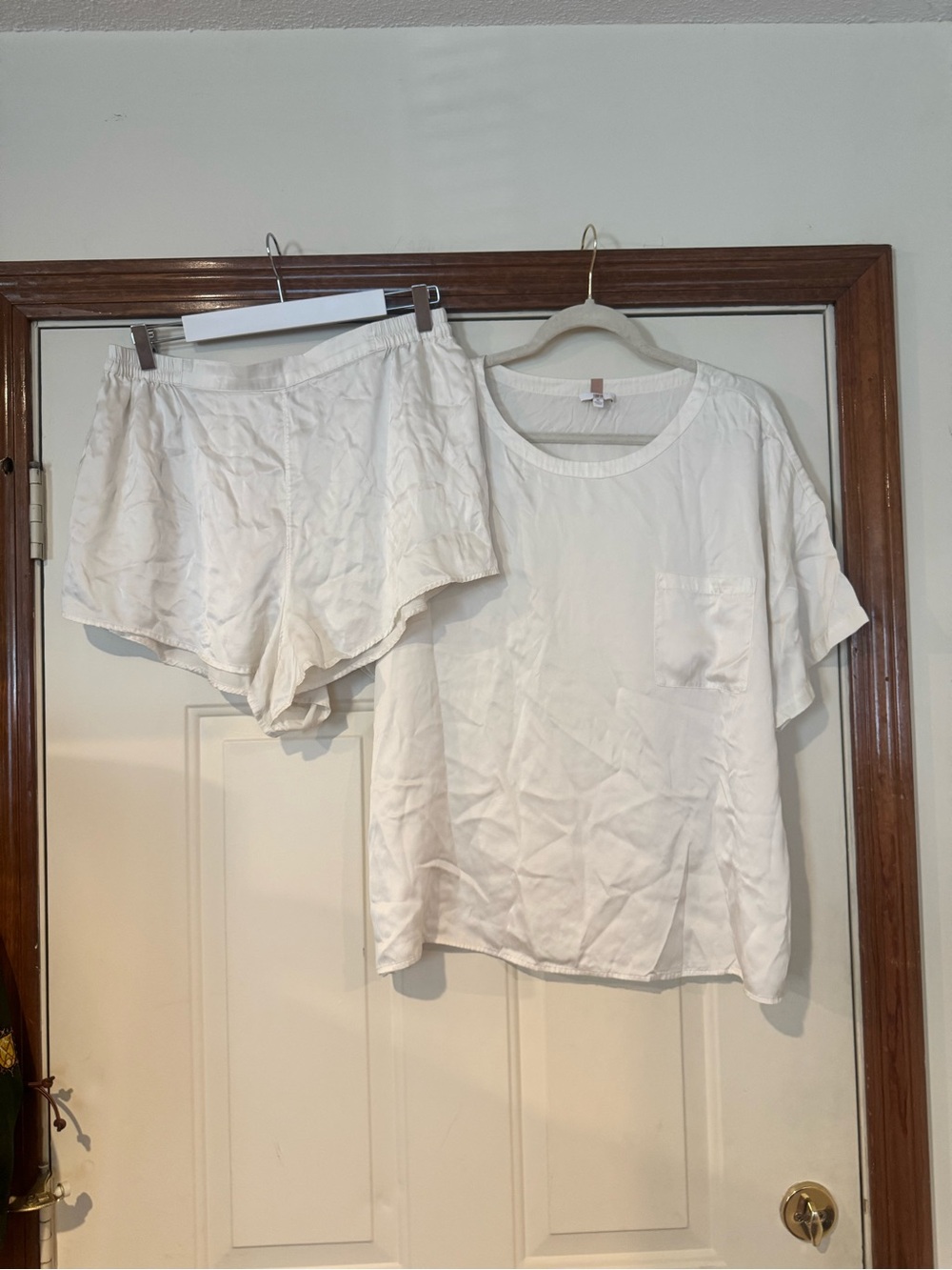 lunya Washable Silk Cream Short-Sleeve Pocket Sleep Top & Shorts Set - Picture 2 of 7